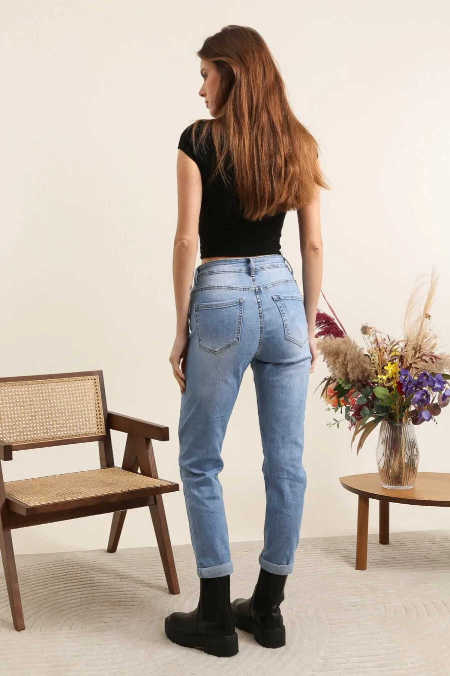 Blaue Mom-Jeans mit Schriftzug in großer Größe