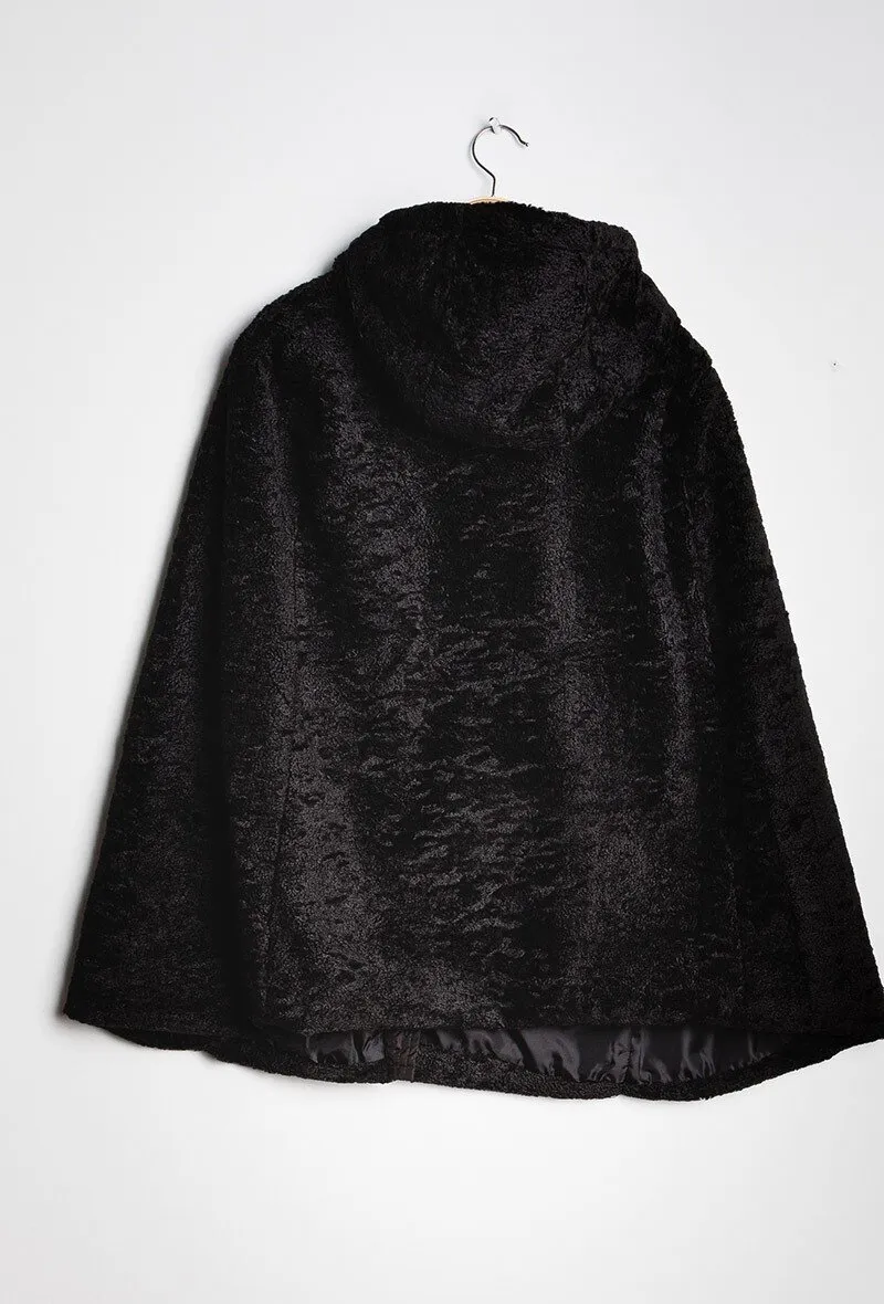 Cape-Mantel