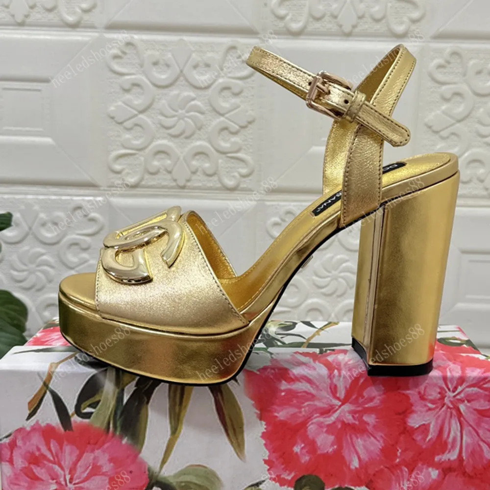 Designer Sandalen EUR 43 Damenschuhe Top -Qualität 100% Cowide Classics Gold Schnallen Dekoration Plattform Absatzschuh 11,5 cm 