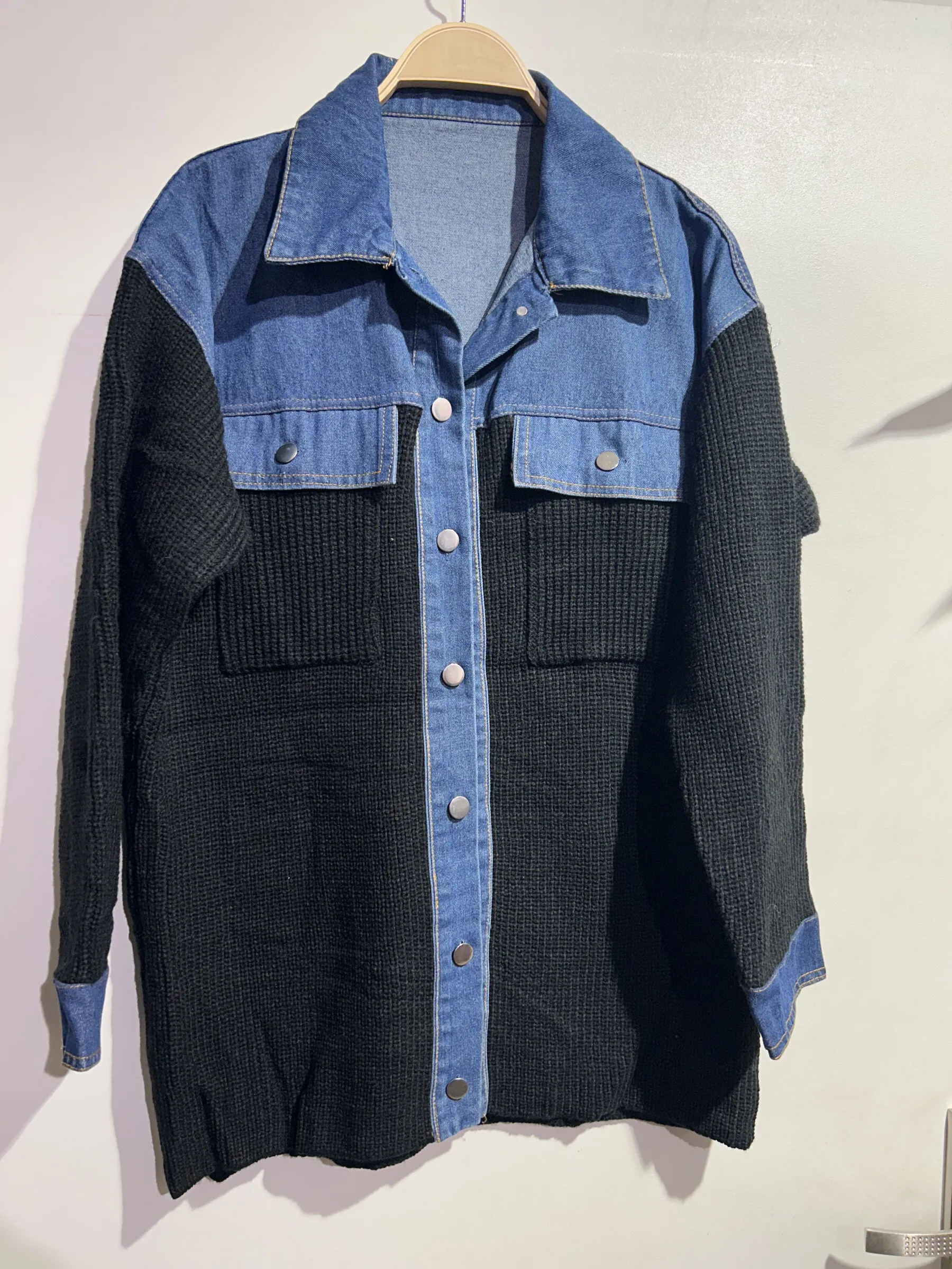 Gestrickte Weste mit Jeans