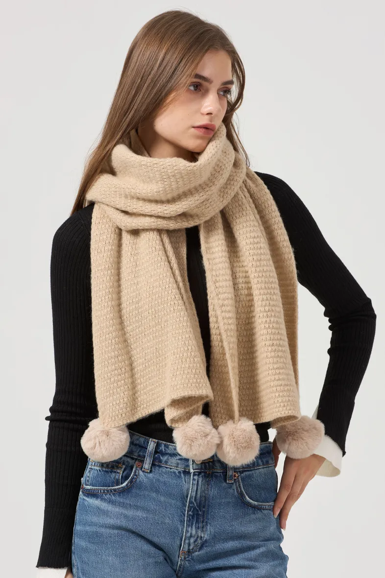 Gestrickter Schal mit Lurex und Pomponenden aus Kunstfell