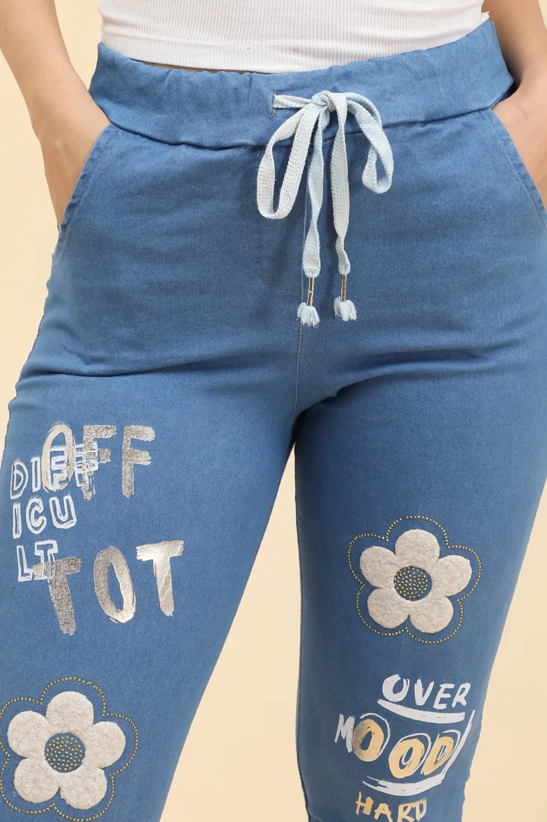 Jeans-Jogginghose mit metallischen Details und Blumen