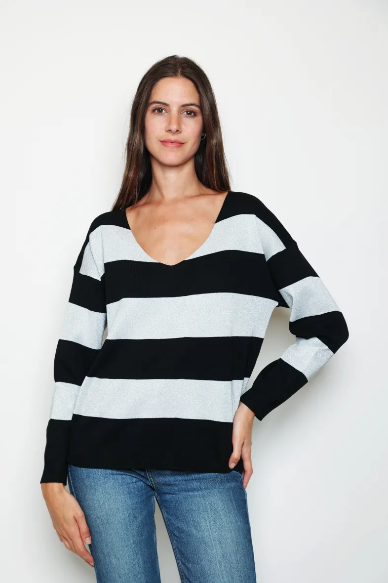 Pullover mit geteiltem V-Ausschnitt, gestreift aus Lurex.