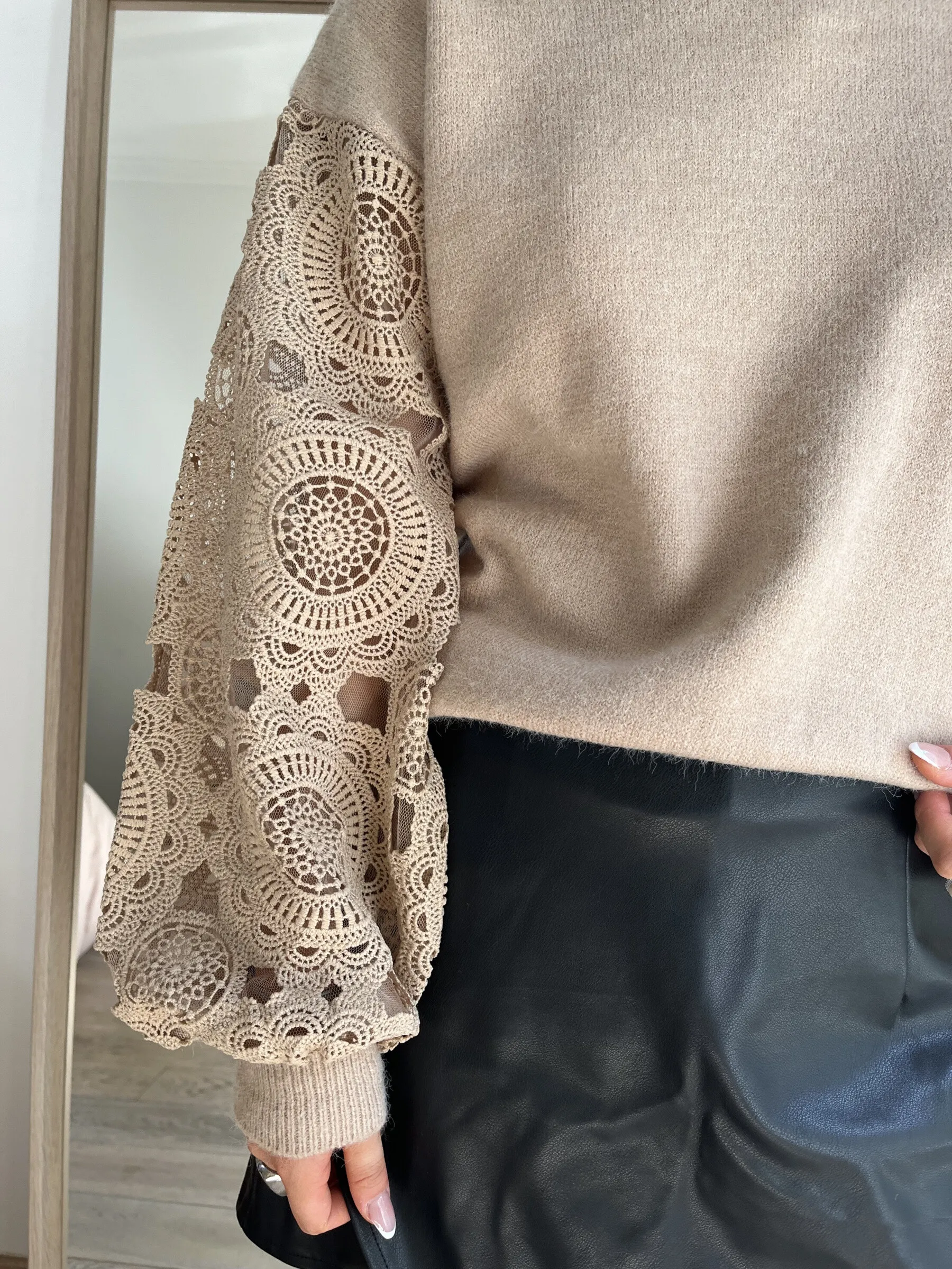 Pullover mit Spitze an den Ärmeln