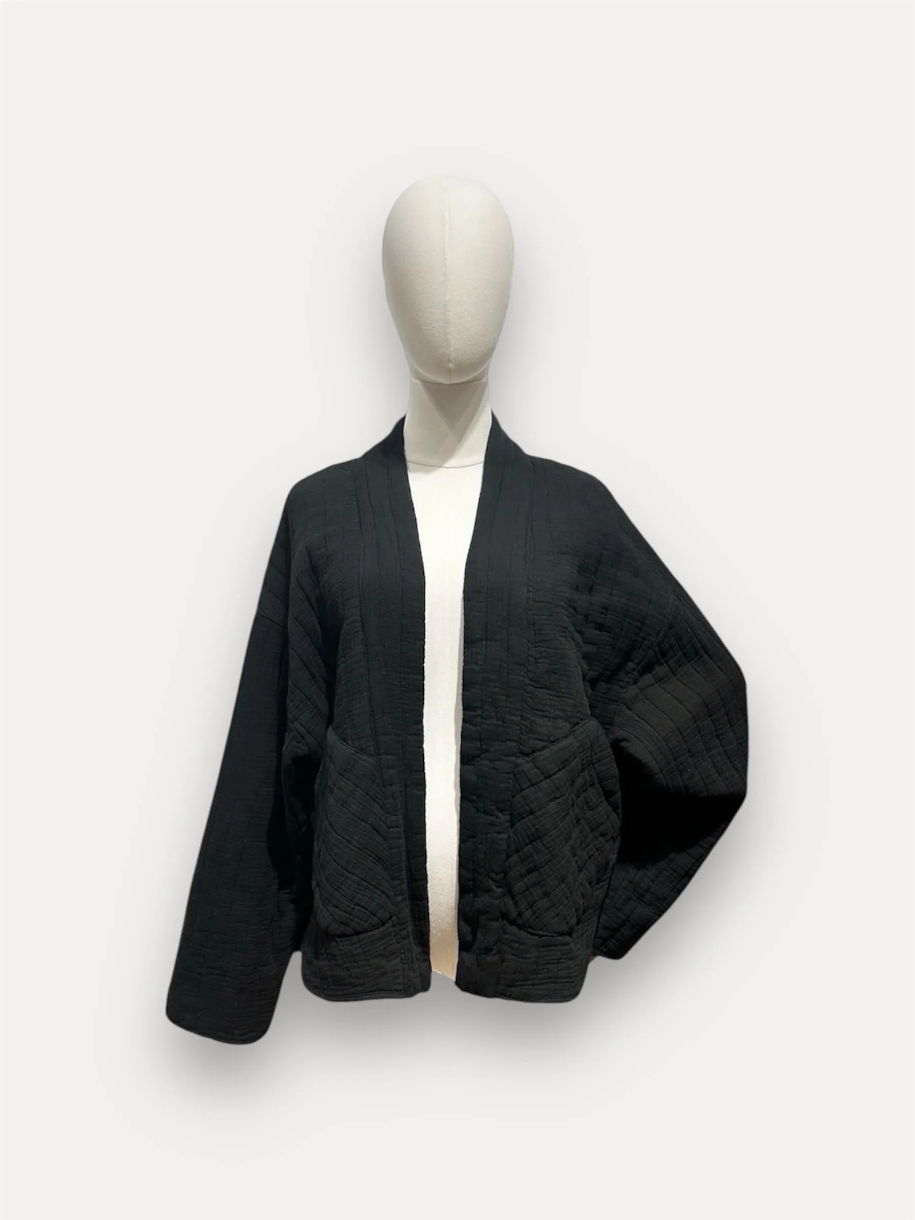 Schlichte, offene Helydia-Jacke im Kimono-Stil mit langen Ärmeln
