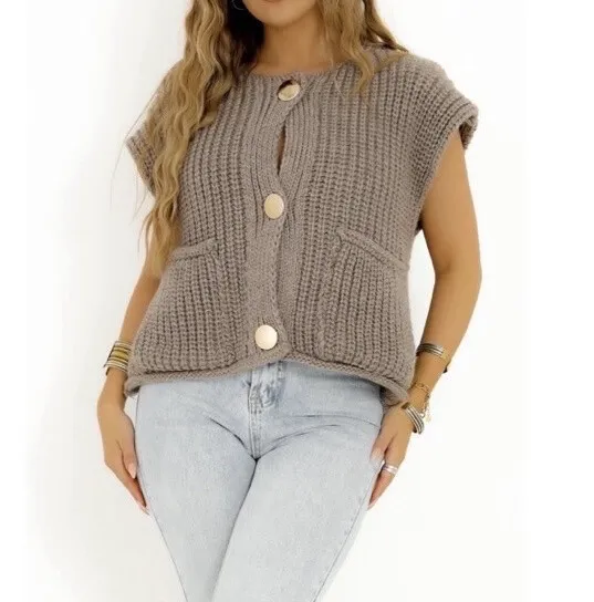 Schlichter ärmelloser Pullover mit zwei kleinen Vordertaschen und goldenen Knöpfen