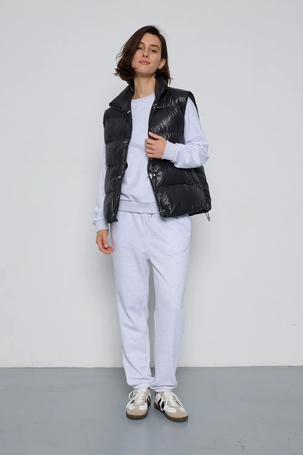 Sleeveless down jacket with side pockets