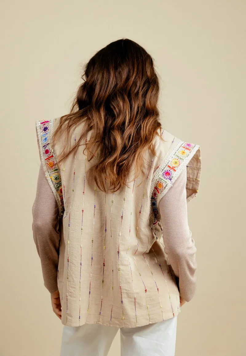 Ärmellose Jacke mit gestickter Fantasie auf den Schultern
