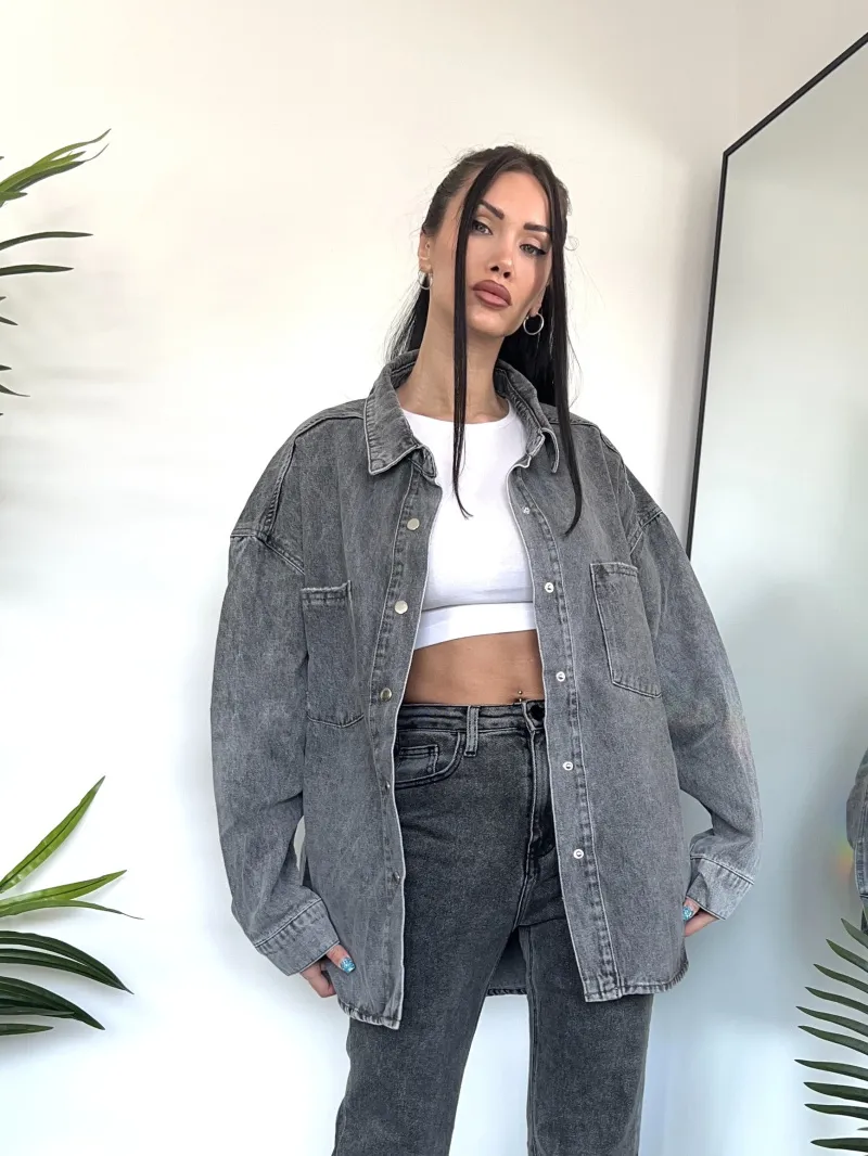 Übergroßes graues Jeans-Overshirt